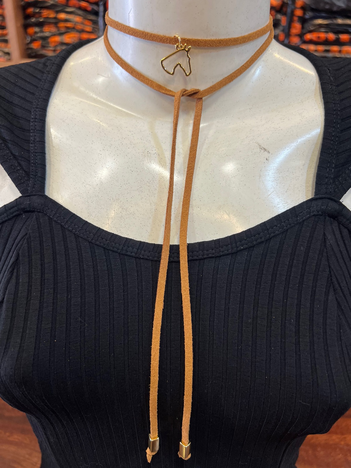 Colares e Gravatinhas de Couro – O Detalhe que Brilha no Look